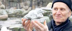 Er hat es in den Händen. Der Nürnberger Künstler Josef Tabachnyk mit dem Knut-Modell. „Jetzt arbeite ich am Modell aus Ton – und noch an der Schnauze“, sagt er. 