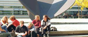 Studieren und zahlen. Bayern ist eines von zwei Ländern, das an Studiengebühren festhält. Auch wenn Heubisch „immer überzeugter“ ist, dass Gebühren richtig sind, würde er nicht mehr als 500 Euro nehmen. 