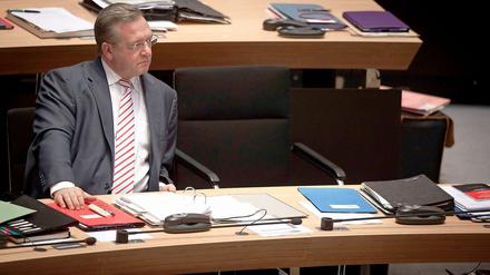 Innensenator Frank Henkel (CDU) soll am Mittwoch auf Wunsch der Grünen erklären, warum Berliner Rechtsextreme ungestört Feindeslisten veröffentlichen.