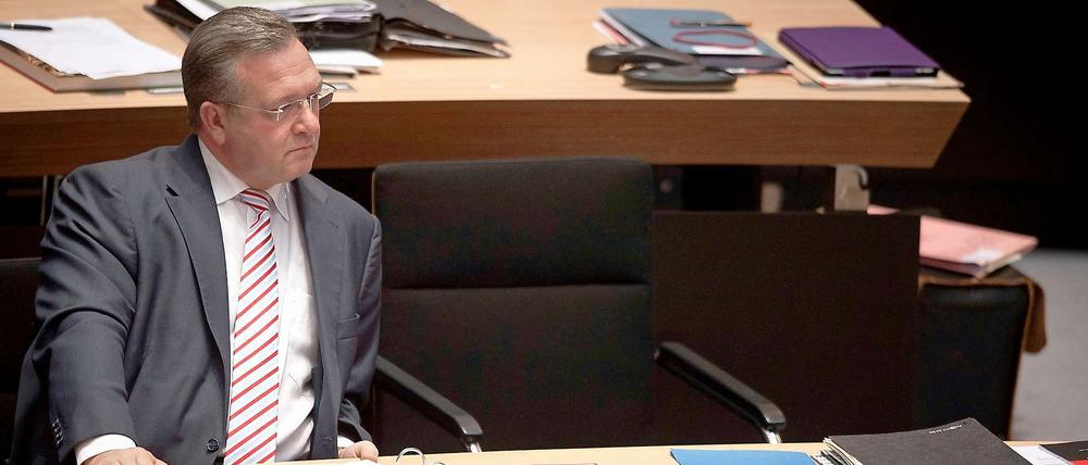 Innensenator Frank Henkel (CDU) soll am Mittwoch auf Wunsch der Grünen erklären, warum Berliner Rechtsextreme ungestört Feindeslisten veröffentlichen.