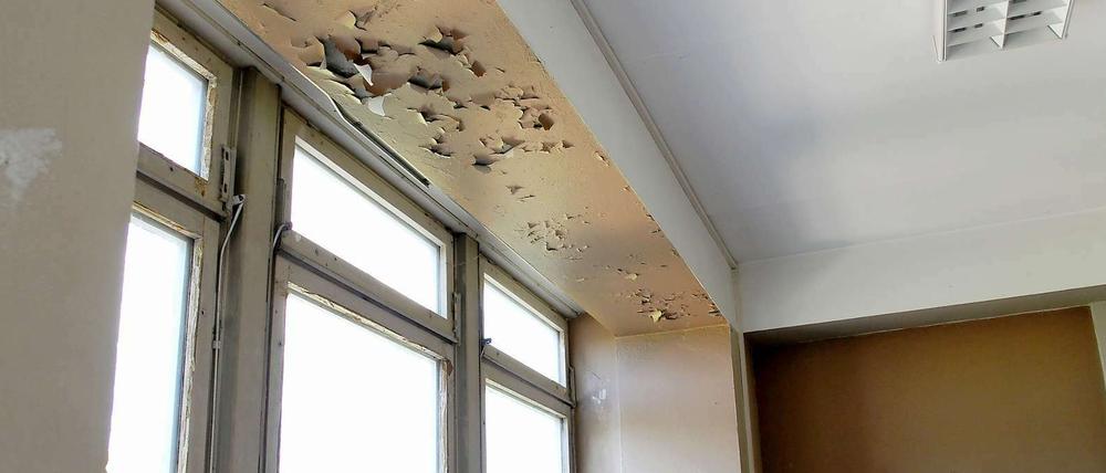 So sahen die Fenster der Hufeland-Oberschule in Berlin-Buch nach der Sanierung im Dezember 2010 aus.