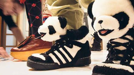 Pandas machen einen schlanken Fuß. Im Museum für Kommunikation erfährt der Besucher in der Ausstellung „Fashion talks“ alles über Dresscodes. Foto: dapd/Clemens Bilan