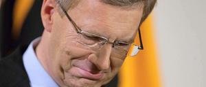 Medien präsentieren immer mehr belastende Informationen, die Zweifel an Christian Wulffs politischer Integrität aufkommen lassen.