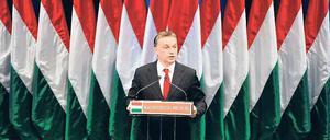 Rechtspopulist. Viktor Orban fördert den Nationalismus, Verfassungsänderungen sollen seine Macht zementieren. Finanziell steht Ungarn jedoch vor dem Aus. 