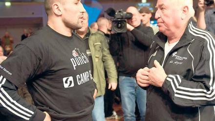 Es geht ums Ganze. Trainer Ulli Wegner (rechts) hat sich noch einmal auf Arthur Abraham eingelassen. Einst machte er aus dem Deutsch-Armenier einen vielbeachteten Weltmeister, der im Mittelgewicht alle schlug. Doch der Aufstieg ein Limit höher scheiterte. Nach einer Sinnkrise soll es nun einen Neuanfang geben. Foto: dapd