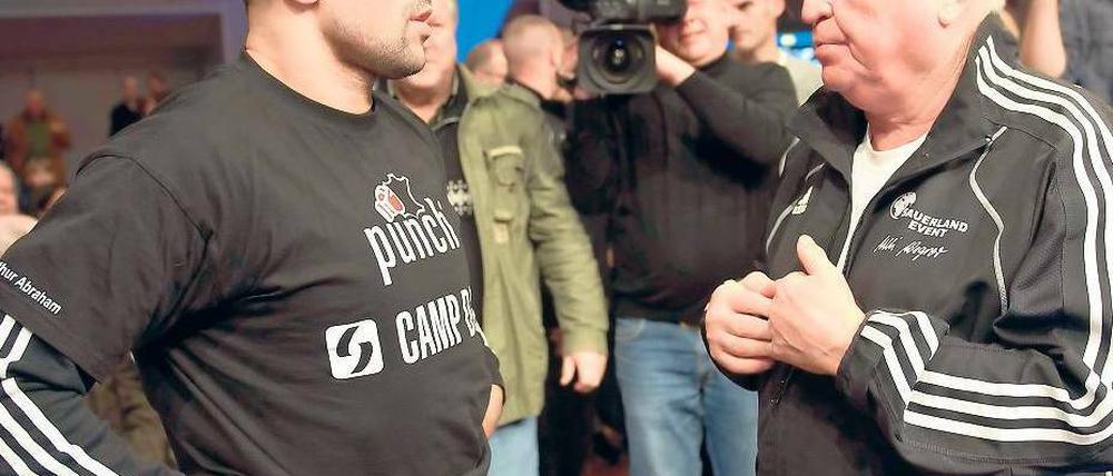 Es geht ums Ganze. Trainer Ulli Wegner (rechts) hat sich noch einmal auf Arthur Abraham eingelassen. Einst machte er aus dem Deutsch-Armenier einen vielbeachteten Weltmeister, der im Mittelgewicht alle schlug. Doch der Aufstieg ein Limit höher scheiterte. Nach einer Sinnkrise soll es nun einen Neuanfang geben. Foto: dapd