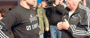 Es geht ums Ganze. Trainer Ulli Wegner (rechts) hat sich noch einmal auf Arthur Abraham eingelassen. Einst machte er aus dem Deutsch-Armenier einen vielbeachteten Weltmeister, der im Mittelgewicht alle schlug. Doch der Aufstieg ein Limit höher scheiterte. Nach einer Sinnkrise soll es nun einen Neuanfang geben. Foto: dapd