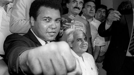 Lächeln und boxen. Muhammad Ali bei einer Pressekonfrenz 1987 in Mexiko. 