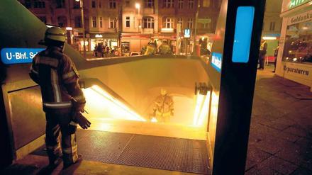Die Berliner Feuerwehr musste am Freitag zum U-Bahnhof Schlossstraße ausrücken. 