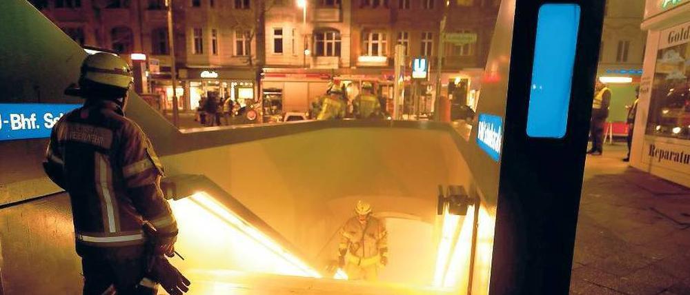 Die Berliner Feuerwehr musste am Freitag zum U-Bahnhof Schlossstraße ausrücken. 