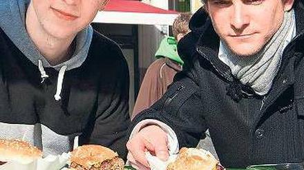 Testessen. Burger und Pommes frites verschiedener Fast-Food-Ketten: Welche davon schmecken am besten – und welche sind von McDonald’s?