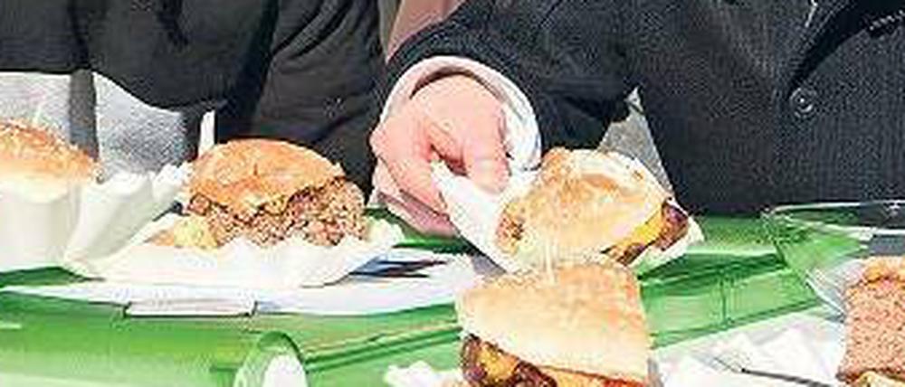 Testessen. Burger und Pommes frites verschiedener Fast-Food-Ketten: Welche davon schmecken am besten – und welche sind von McDonald’s?