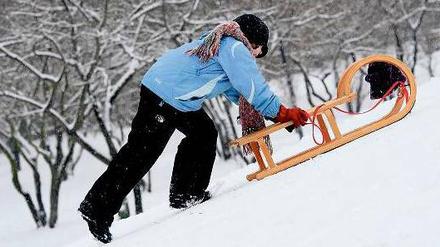 Weiße Pracht. So viel Schnee wie im letzten Winter hätten Sporthändler derzeit gern wieder. Erst dann gerieten Kunden in Stimmung zum Ski-Kauf, heißt es.Foto: dpa