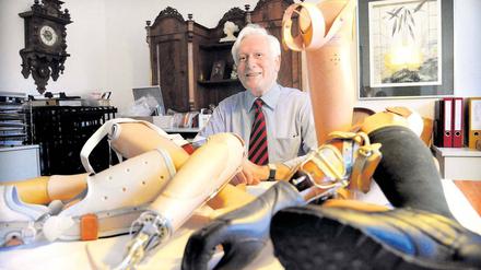 Beine machen. Orthopädiemeister Klaus Dittmer in seiner Schöneberger Wohnung.