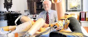 Beine machen. Orthopädiemeister Klaus Dittmer in seiner Schöneberger Wohnung.