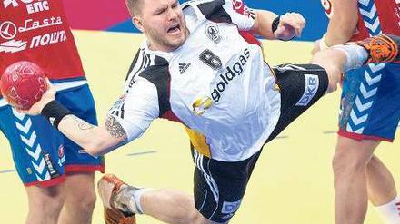 Abgehoben. Gegen Serbien haben die deutschen Handballer mit Christoph Theuerkauf einen großen Rückstand aufgeholt. Jetzt wartet Dänemark als nächster Gegner in der Hauptrunde.