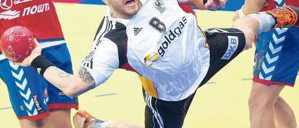 Abgehoben. Gegen Serbien haben die deutschen Handballer mit Christoph Theuerkauf einen großen Rückstand aufgeholt. Jetzt wartet Dänemark als nächster Gegner in der Hauptrunde.