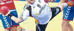 Abgehoben. Gegen Serbien haben die deutschen Handballer mit Christoph Theuerkauf einen großen Rückstand aufgeholt. Jetzt wartet Dänemark als nächster Gegner in der Hauptrunde.
