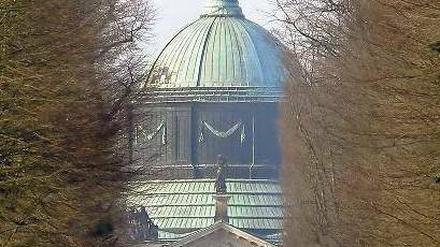 Plichteintritt zum Neuen Palais. Darauf drängt zumindest die Schlösserstiftung. Sie will ab 2013 zwei Euro von jenem Besucher kassieren. Foto: pa/ZB
