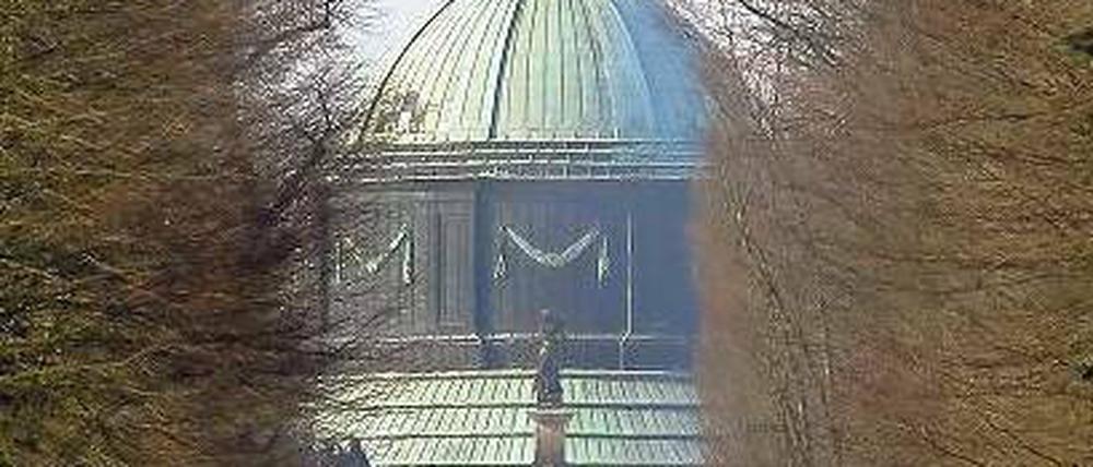 Plichteintritt zum Neuen Palais. Darauf drängt zumindest die Schlösserstiftung. Sie will ab 2013 zwei Euro von jenem Besucher kassieren. Foto: pa/ZB