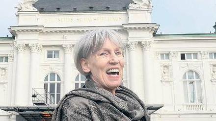 Etaerhöhung zugesagt. Barbara Kisseler vor dem Schauspielhaus. 