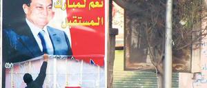 „Hau ab“. Seit dem Beginn der Massenproteste gegen das Mubarak-Regime am 25. Januar 2011 zerrissen Demonstranten Plakate mit dem Konterfei des Herrschers, forderten sein Abtreten. Auch religiöse Autoritäten werden zunehmend infrage gestellt, beobachtet Bauer. Foto: AFP