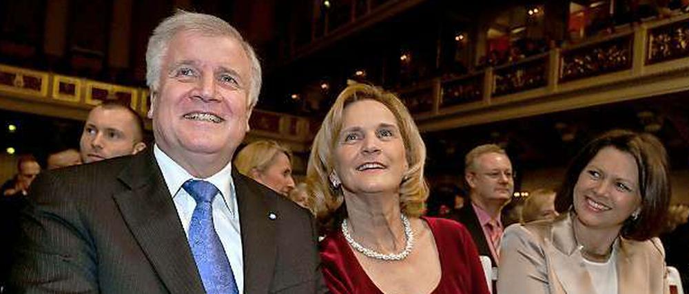 Ministerpräsident Horst Seehofer, seine Ehefrau Karin und Landwirtschaftsministerin Ilse Aigner beim Neujahrskonzert der bayerischen Landesvertretung.