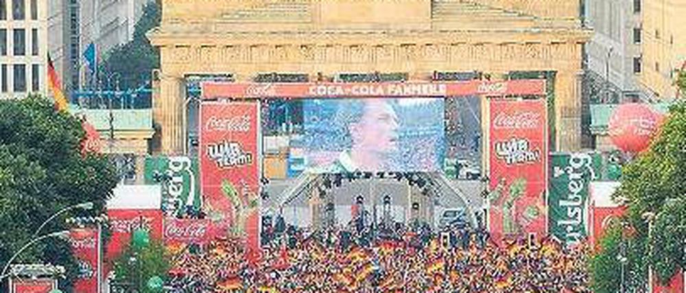 Fußballfest. Auch in diesem Jahr sollen die Fans während der Europameisterschaft auf der Fanmeile der Straße des 17. Juni feiern können, so wie hier bei der EM 2008. Foto: Breloer/dpa
