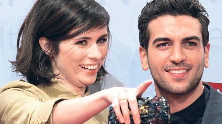 Premierenstimmung. Trotz Nieselregens waren Nora Tschirner und Elyas M’Barek am Montagabend bester Laune. 