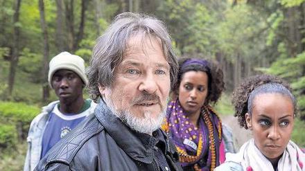 Der letzte Job. Ex-Fremdenlegionär Markowitz (Götz George) transportiert für ein Menschenhändler-Kartell Flüchtlinge von Afrika nach Hamburg. Plötzlich beginnt er sich für das Schicksal seiner Passagiere zu interessieren. 