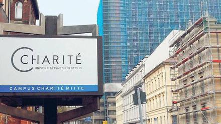 Dauerstreit um den berühmten Bettenturm in Mitte.