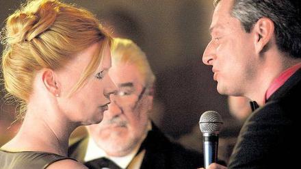 Böse Erinnerungen, schöne Gegenwart. Der Tscheche Martin Burian (Mario Adorf, Mi.) und seine Schwiegertochter Sylva (Veronica Ferres) sollen beim Karaoke auf dem Luxusdampfer mitmachen. Foto: ARD/Degeto