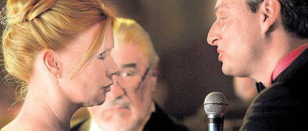 Böse Erinnerungen, schöne Gegenwart. Der Tscheche Martin Burian (Mario Adorf, Mi.) und seine Schwiegertochter Sylva (Veronica Ferres) sollen beim Karaoke auf dem Luxusdampfer mitmachen. Foto: ARD/Degeto