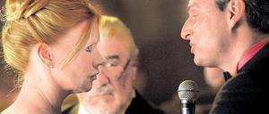 Böse Erinnerungen, schöne Gegenwart. Der Tscheche Martin Burian (Mario Adorf, Mi.) und seine Schwiegertochter Sylva (Veronica Ferres) sollen beim Karaoke auf dem Luxusdampfer mitmachen. Foto: ARD/Degeto