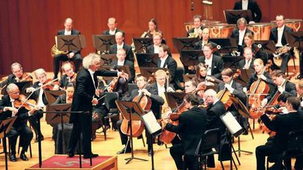 Tänze spielen die Philharmoniker mit Simon Rattle (links) in Berlin. Foto: dpa