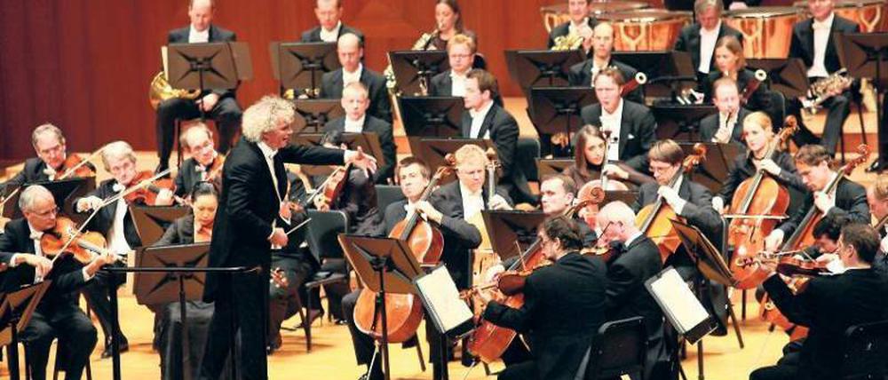Tänze spielen die Philharmoniker mit Simon Rattle (links) in Berlin. Foto: dpa