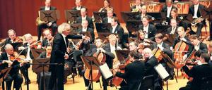 Tänze spielen die Philharmoniker mit Simon Rattle (links) in Berlin. Foto: dpa