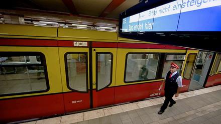 Zwischen den Feiertagen haben sich bei der Berliner S-Bahn viele Lokführer krank gemeldet. Züge fallen deshalb aus.