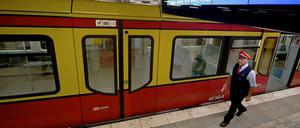 Zwischen den Feiertagen haben sich bei der Berliner S-Bahn viele Lokführer krank gemeldet. Züge fallen deshalb aus.
