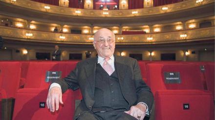 Mann des Jahres: Die Zeitschrift „GQ“ hat Alfred Biolek in diesem Jahr diesen Titel zugesprochen. Seine Fernsehkarriere hat Biolek lange beendet. Im „Barmer Bahnhof“ in Wuppertal talkt er aber weiter mit seinem „Biogramm“ auf der Bühne. Foto: Steffi Loos/dapd