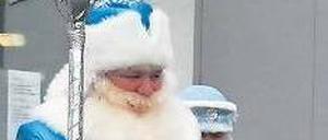 Tradition. Väterchen Frost verkleidet sich mit blauem Mantel, wie dieser Mann im estnischen Narva.