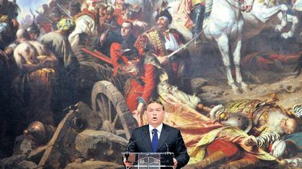 Nationalstolz: Ministerpräsident Victor Orban eröffnet eine Kunstausstellung mit 15 Bildern zu Ehren der neuen Verfassung in der ungarischen Nationalgalerie in Budapest. 