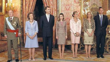 In Ungnade. König Juan Carlos (von links), die entfremdete Königin Sofia, der wütende Kronprinz Felipe mit seiner Frau, Prinzessin Letizia, über deren Zustand schon lange spekuliert wird, die geschiedene Infantin Elena, die mit ihrer nebenstehenden Schwester Cristina nicht mehr spricht, und der wegen Betrugs angeklagte Schwiegersohn Inaki Urdangarin.