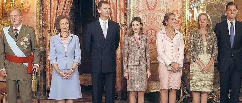In Ungnade. König Juan Carlos (von links), die entfremdete Königin Sofia, der wütende Kronprinz Felipe mit seiner Frau, Prinzessin Letizia, über deren Zustand schon lange spekuliert wird, die geschiedene Infantin Elena, die mit ihrer nebenstehenden Schwester Cristina nicht mehr spricht, und der wegen Betrugs angeklagte Schwiegersohn Inaki Urdangarin. 