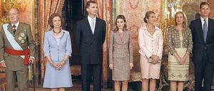 In Ungnade. König Juan Carlos (von links), die entfremdete Königin Sofia, der wütende Kronprinz Felipe mit seiner Frau, Prinzessin Letizia, über deren Zustand schon lange spekuliert wird, die geschiedene Infantin Elena, die mit ihrer nebenstehenden Schwester Cristina nicht mehr spricht, und der wegen Betrugs angeklagte Schwiegersohn Inaki Urdangarin. 
