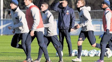 Erst mal einen Überblick verschaffen. Michael Skibbe hat seinen Dienst bei Hertha angetreten. Die nächsten Tage will er nutzen, um sich ein Bild von seinem Team zu machen. Foto: dpa