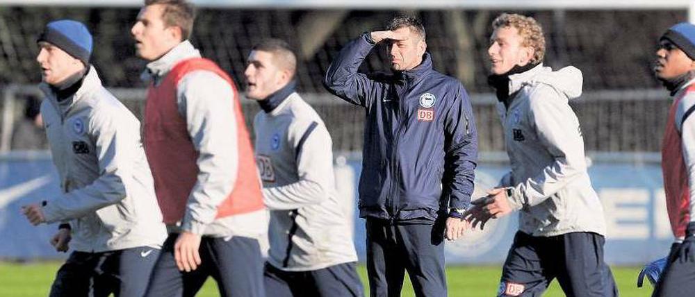 Erst mal einen Überblick verschaffen. Michael Skibbe hat seinen Dienst bei Hertha angetreten. Die nächsten Tage will er nutzen, um sich ein Bild von seinem Team zu machen. Foto: dpa