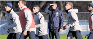 Erst mal einen Überblick verschaffen. Michael Skibbe hat seinen Dienst bei Hertha angetreten. Die nächsten Tage will er nutzen, um sich ein Bild von seinem Team zu machen. Foto: dpa