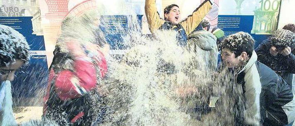 Baden im Geld. Der Abschied von der Mark sollte 2001 durch so manche Aktion erleichtert werden. In der Bundesdruckerei durften Kinder in gehäckselten Scheinen spielen.Foto: Reuters