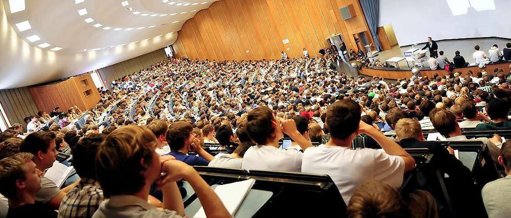 Von über zwei Millionen Studierenden sollten etwa 10000 ein Stipendium bekommen.